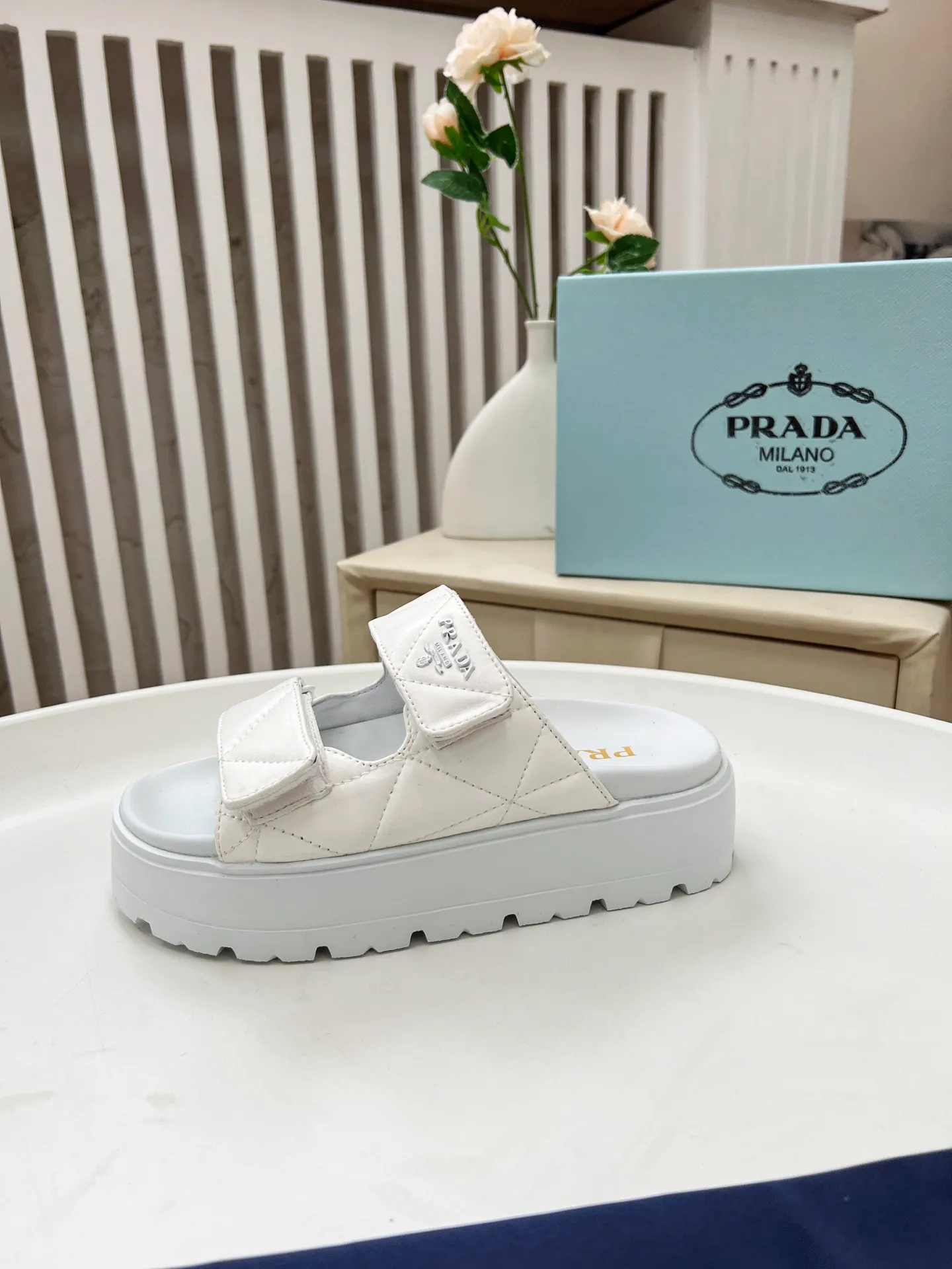 👟👟Ex-factory price 440👟👟 Prada/Prada 25ss summer new couple's beach thick-soled Birkenstock sandals. This shoe style is really a classic design that will not go out of style and is in line with everyone's current pursuit of comfortable and healthy wearing concepts. It is regarded by many domestic and foreign celebrities and fashionistas as an important choice for daily slippers. ✔Upper: imported super soft sheepskin ✔Inner lining: imported sheepskin ✔Hardware: Original molded split hardware ✔Outsole: Ultra-light, wear-resistant and non-slip foam sole ✔Number of yards: 35~40 (custom-made 40 pieces are non-refundable)